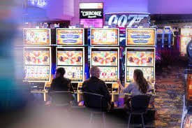 Taruhan slot online dan live casino dengan pengalaman realistis di monet11